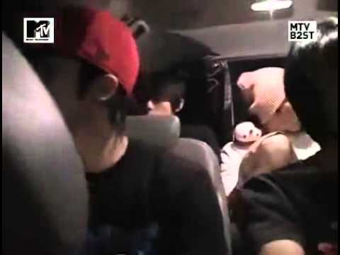 BEAST listens & sings along to 4Minute's Hot Issue @ MTV BEAST