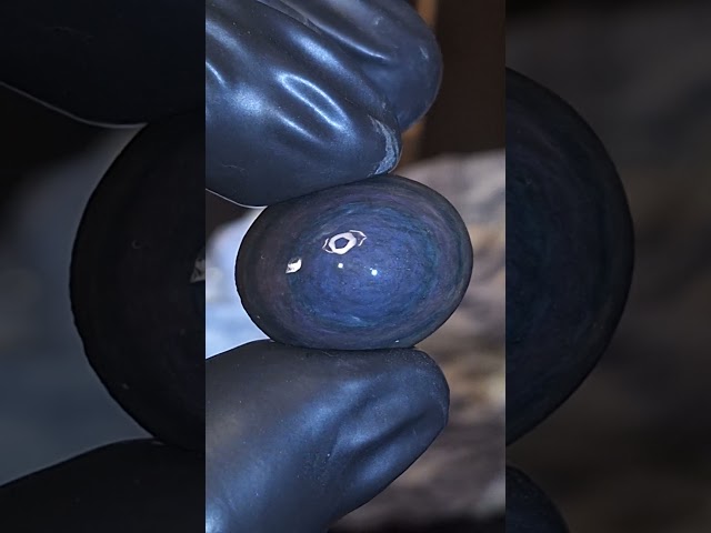 حجر أوبسيدان مصور هيئة عين طبيعي