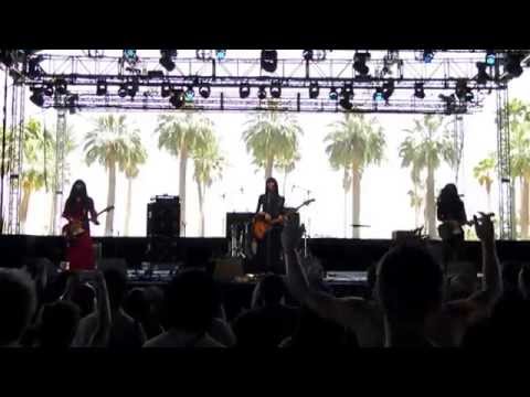 Bo Ningen lead singer goes in a trance on 4/20 @ Coachella 2014