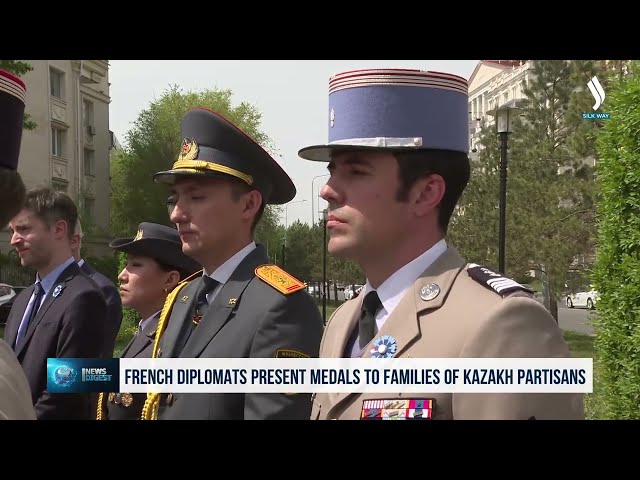 Франция элчиси уруш қатнашчилари авлодларига мукофот топширди