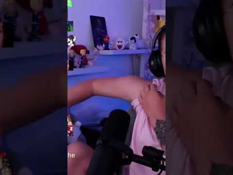 Look at them guns tho #flexingarm #fitgirl #twitch