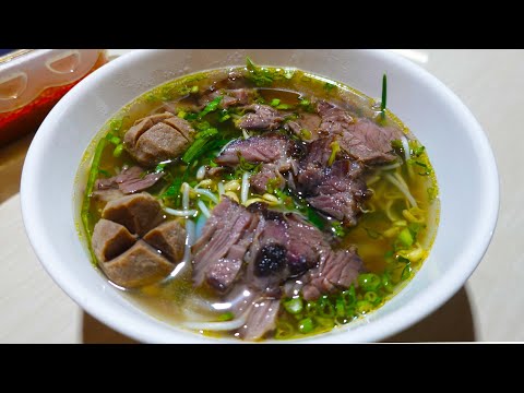 Beef Noodle Soup  Pho For Breakfast - Phnom Penh street Food @ Boeng Tompun Market