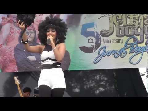 Jenita Janet perform di lapangan Pemda Bogor