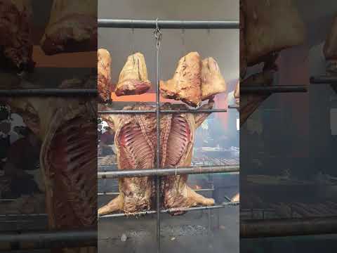 Churrasco de Fogo de Chão: Tradição Mineira Resplandece em Preparo Artesanal de Carnes