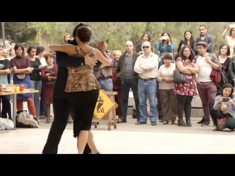 Cristian Sierra y Marianna Menzione Bailan en Milonga Callejera