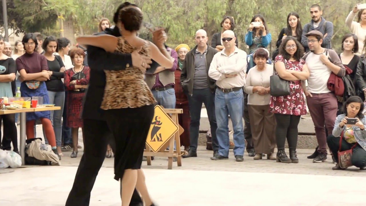 Cristian Sierra y Marianna Menzione Bailan en Milonga Callejera