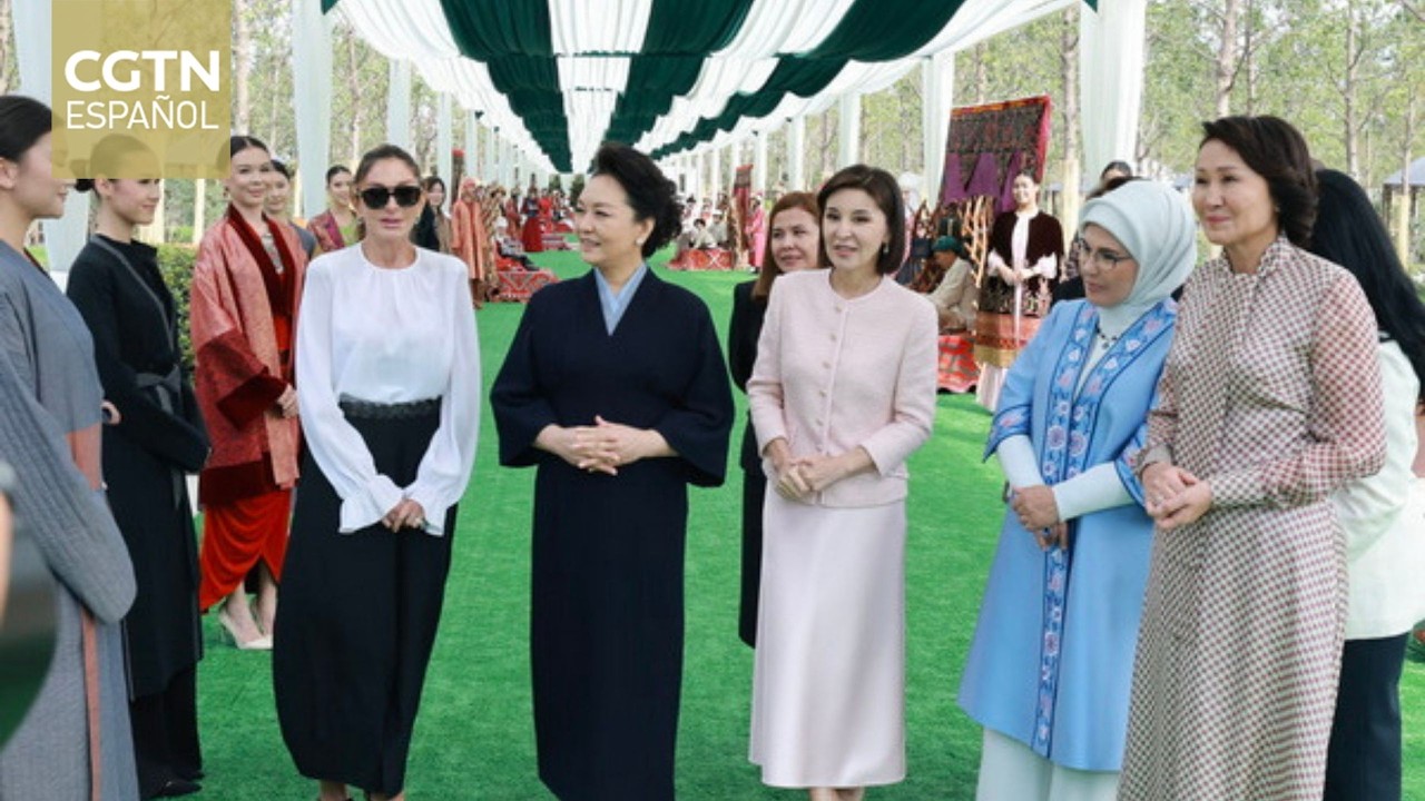 Peng Liyuan asiste a un evento cultural para esposas de los líderes extranjeros en Cumbre de la OCS