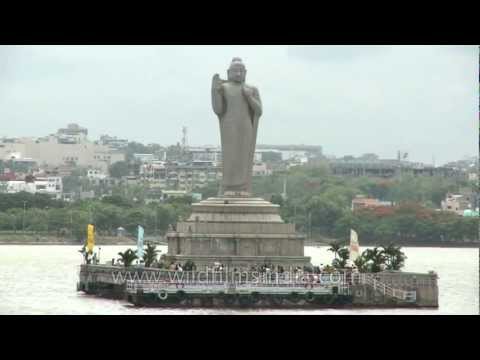 Estátua de Buda no meio do lago Hussain Sagar em Hyderabad