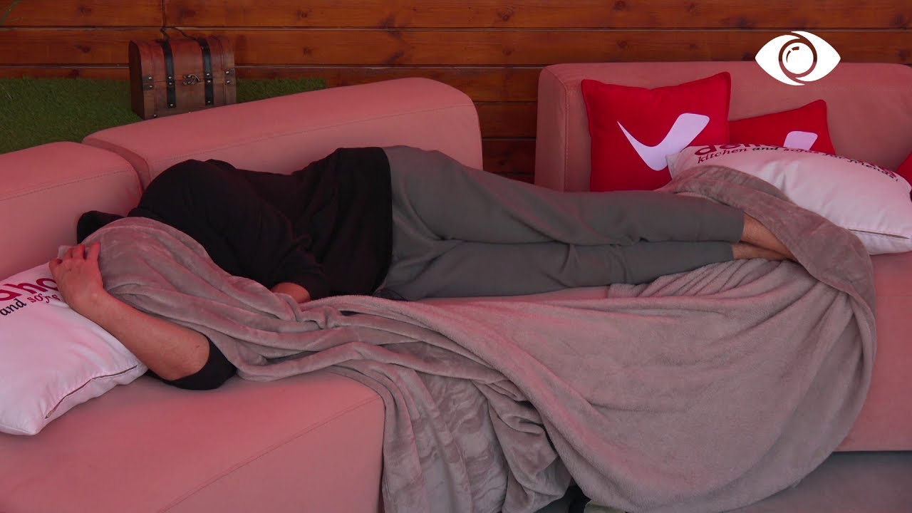 Pa gjumë tërë natën nga gërrhitja e Luizit, Amosi fle në oborr