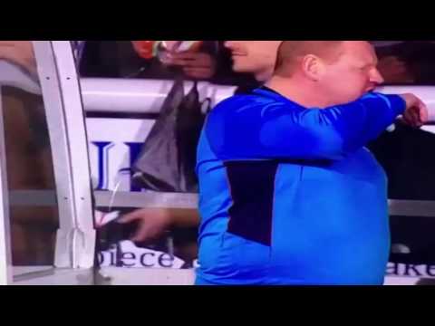 GOLEIRO DE 120 KG COMENDO TORTA NO BANCO DE RESERVAS   Sutton United vs Arsenal 0 2