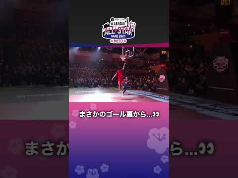 【バスケ】圧巻のゴール裏ダンク💥