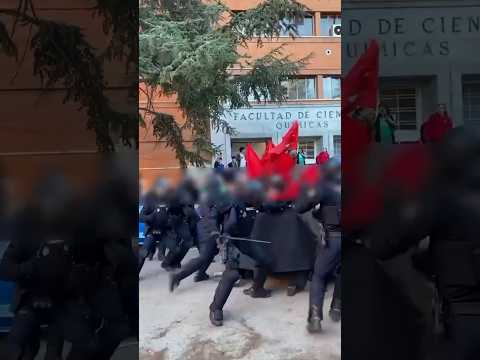 Cargas policiales contra manifestantes en la protesta contra los recortes en la Complutense #shorts