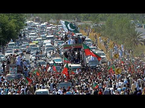 باكستان.. الشرطة تطلق الغاز المسيل للدموع على مسيرة يتقدمها رئيس الوزراء السابق عمران خان