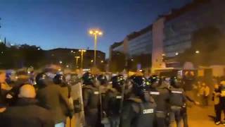 Padova, scontri in stazione tra forze dell’ordine e manifestanti: la polizia usa gli idranti