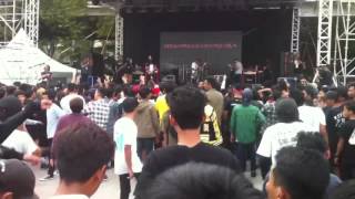 Download lagu Sekumpulan Orang Gila-Garisan Sartan At Rocktheworld 2016 mp3 Download lagu Sekumpulan Orang Gila-Garisan Sartan At Rocktheworld 2016 mp3