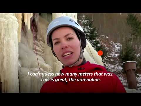 冬の寒さの中、チェコのクライマーたちが氷壁に挑む (Czech climbers tackle ice wall in winter chill)