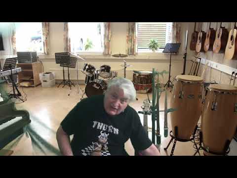 Buying a Banjo Ukulele - First Look