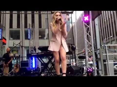 Sabrina Carpenter "The middle of starting over" Live in New York at Fox&Friends Concert