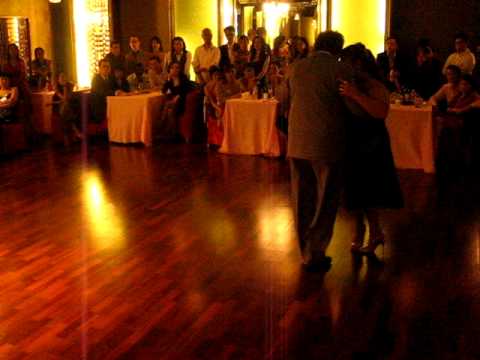  María del Carmen Romero  and  Jorge Dispari  are  dancing  to  the  tango  "  Tres Esquinas  "