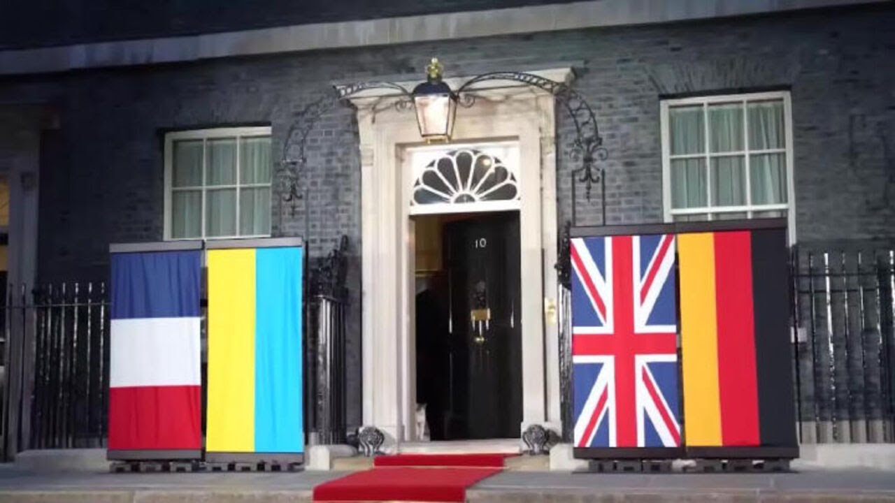 Spunta 'Larry The Cat' il gatto di Downing Street al vertice tra Zelensky, Merz, Starmer e Macron