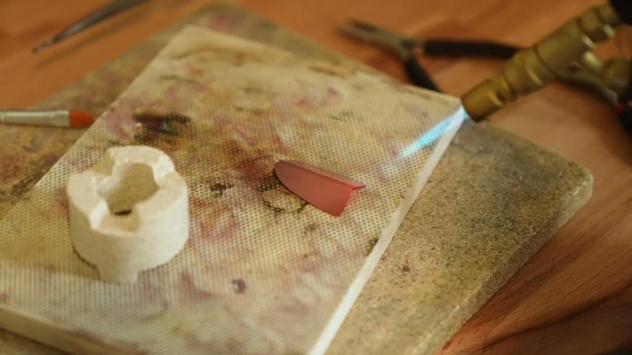 Façonnez votre pendentif émaillé sur cuivre avec Aurélie - Vidéo