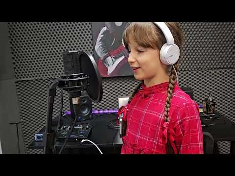 Wiktoria Lewicka -  Dziewczyna z granatem