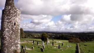 preview picture of video 'Kilcullen Round Tower view from Parott AR Drone 2.0'