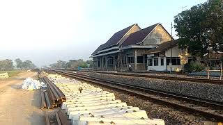 preview picture of video 'KA Majapahit melintas langsung Stasiun Sukomoro'
