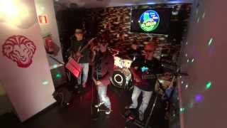 La casa por el tejado (Fito) / Carolina (M-Clan) / Hace calor (Los Rodriguez)