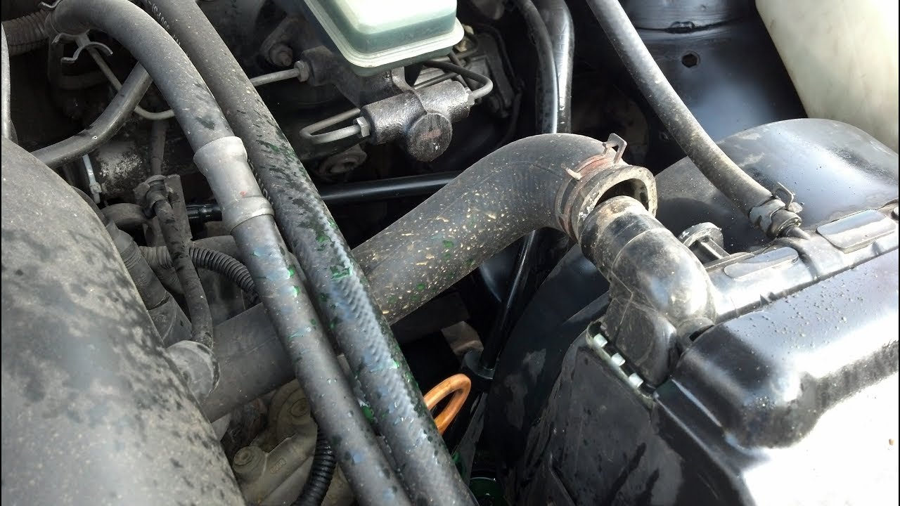 Es normal que una manguera que va al radiador este caliente y la otra fria.