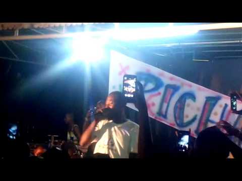 Nash Mc (Maalim Nash) akiamsha Juu ya Jukwaa