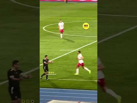 عناق حار بين الرايحي وموكوينا بعد هدف افتتاح التسجيل في الديربي