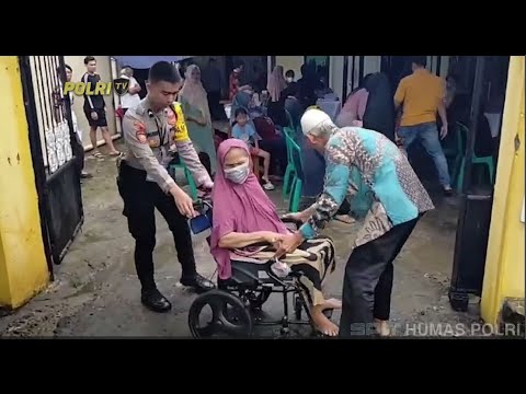 POLISI BANTU LANSIA DATANGI TPS