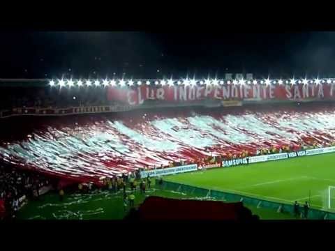 "Salida Independiente Santa Fe vs Gremio, Copa Libertadores." Barra: La Guardia Albi Roja Sur &bull; Club: Independiente Santa Fe