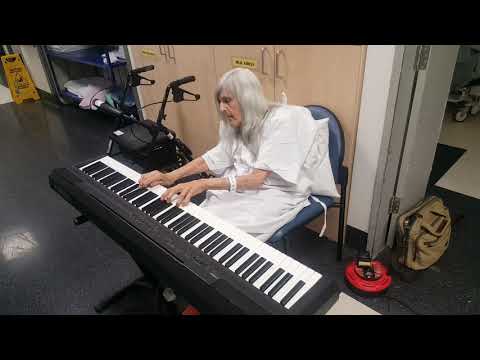 Street Pianist Natalie Trayling at Royal Melbourne Hos 2020 (Spontaneous Composition)