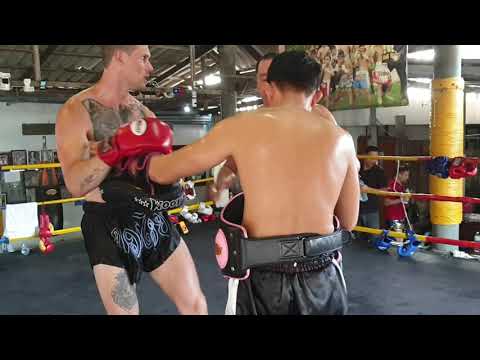 Dieselnoi teaching a Private at Petchrungruang Gym