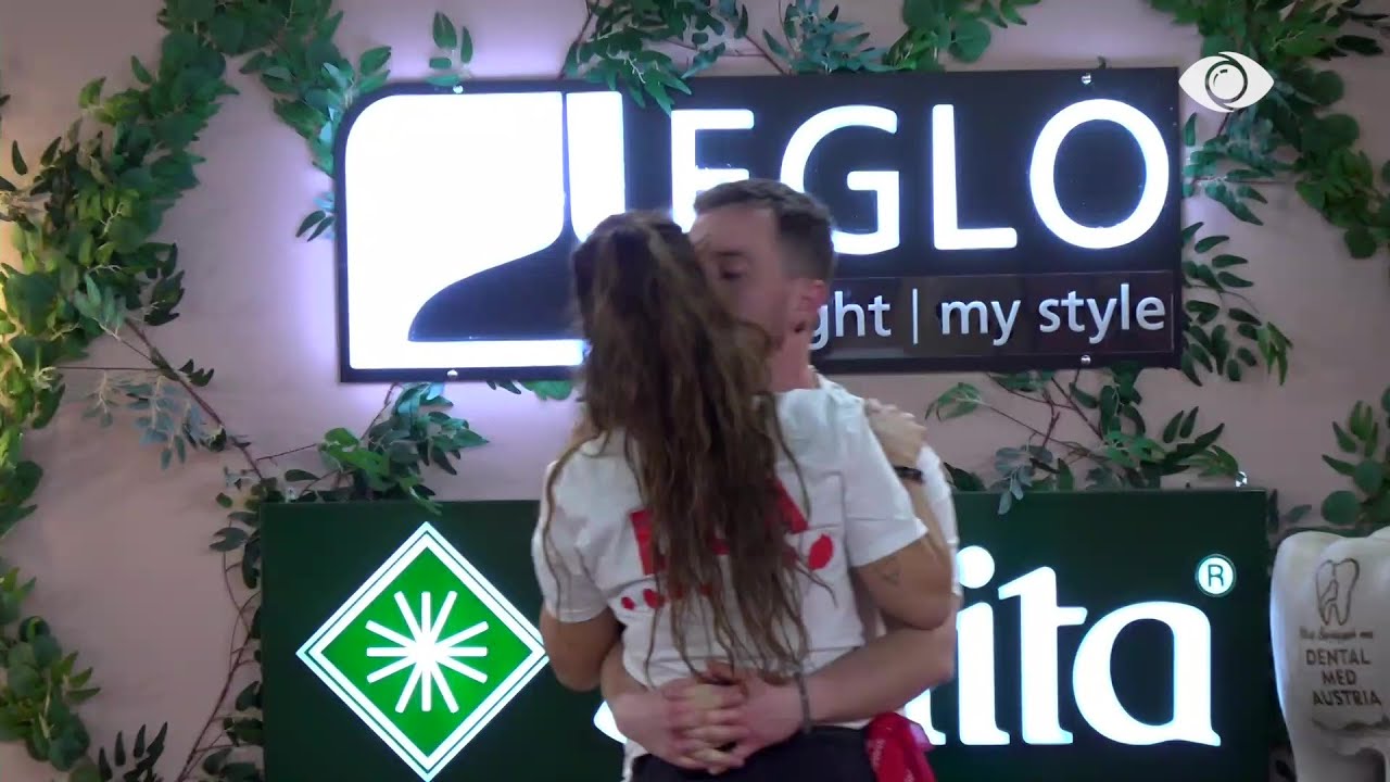 Tiri dhe Krisa kërcim romantik nën tingujt e muzikës