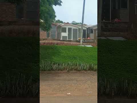 Cemitério na cidade de Iraceminha em Santa Catarina tem um padrão de jazigos em forma de "casinhas".