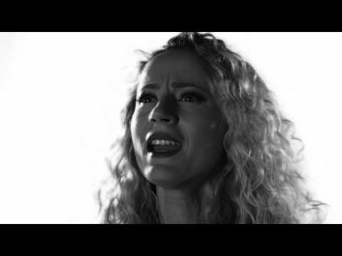 Desi Dobreva - Pesen na Chervenata shapchitza [Official] / Деси Добрева - Песен на Червената шапчица