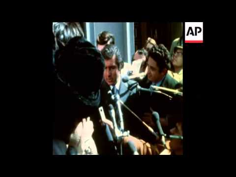 SYND 24-03-73 WATERGATE CASE DEFENDENT SPEAKS TO PRESS WHILE AWAITING SENTENCE