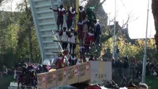 preview picture of video 'Intocht Sinterklaas Delft 23-11-2013 - De Sint stapt aan wal in Delft'