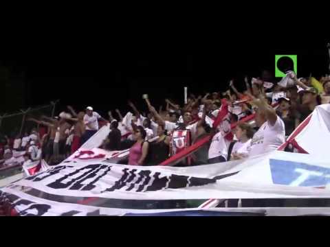 "La hinchada de LDU canta en Ambato y en Portoviejo." Barra: Muerte Blanca • Club: LDU • País: Ecuador