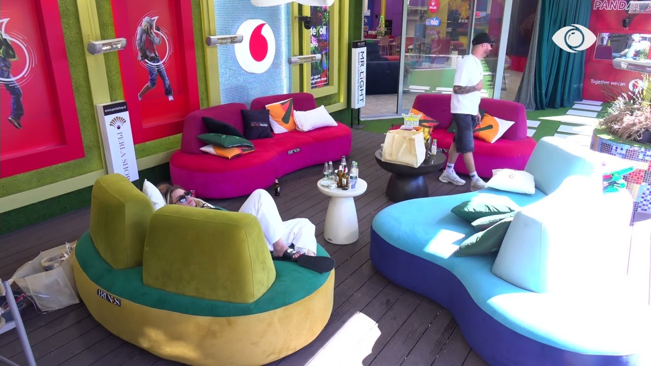 Meritoni relaksohet në pishinë, Romeo e gudulis