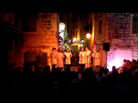 FDK Omiš 2011 - ž. klapa KOLAPJANKE -  Moj brodiću.wmv