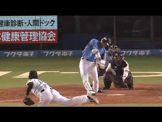 【5回裏】低めの球をすくい上げてセンターオーバー!! マリーンズ・角中 先制タイムリー 2015/7/12 M-H