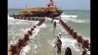 preview picture of video 'High Tide at Bhadkeshwar Temple, Dewarka Beach.'