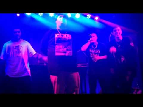 TATA SE ENFADA CON KAISER Y SE BAJA DEL ESCENARIO