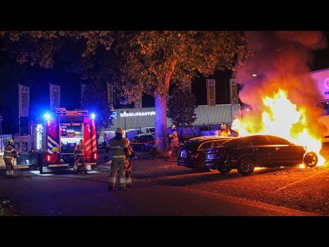Osse Brandweer komt met spoed ter plaatse bij een autobrand aan de Rossinistraat in Oss