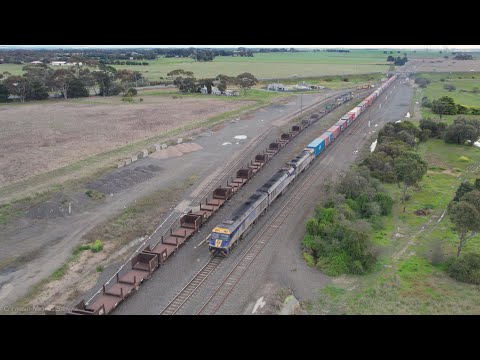7922V SCT Container Train Crosses 5MP2 Pacific National Steel Train (1/9/2022) - PoathTV Railways