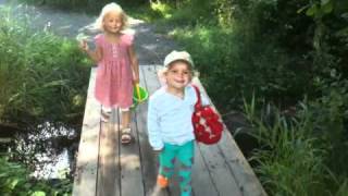 preview picture of video 'Lollo og Lotte tramper på bro'